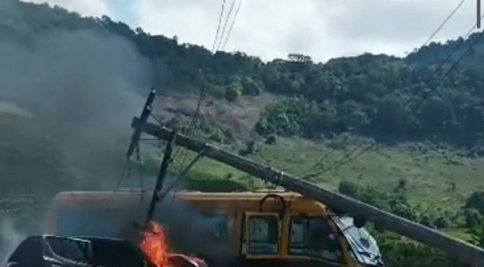 ônibus e carro de passeio pegam fogo após acidente em Ecoporanga