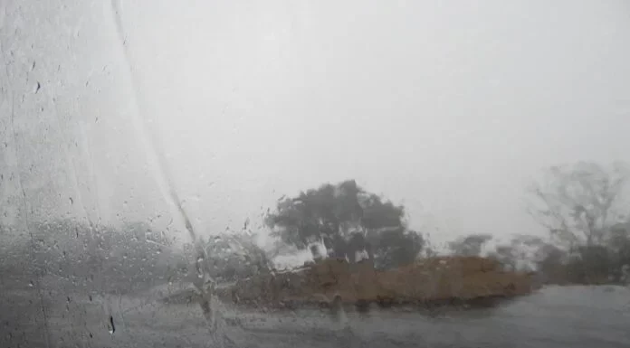 Morador de Nova Venécia flagra momento em que raio cai próximo à ponte do Centro