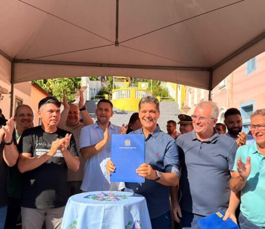 Governador realiza entregas em Santa Leopoldina nas áreas de infraestrutura rural e cultura