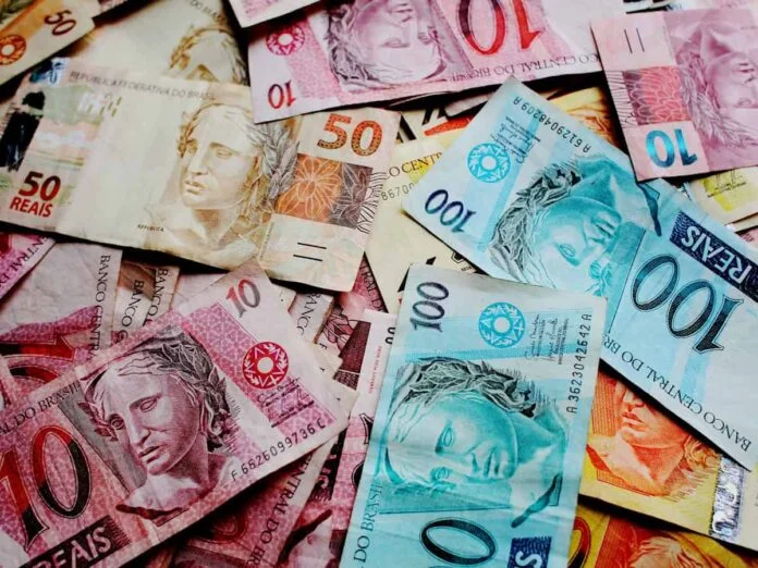 dinheiro-reais-696x522